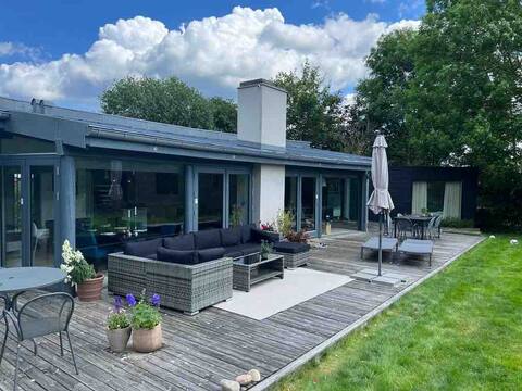 Modern cottage near the beach, sleeps 6-8