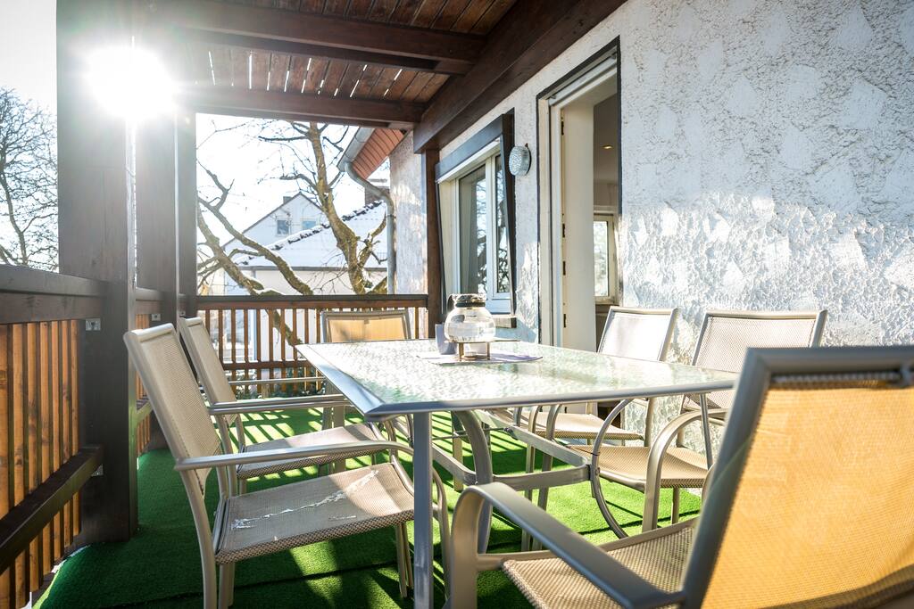 16qm Terasse mit 6 Stühle und einem großen Tisch