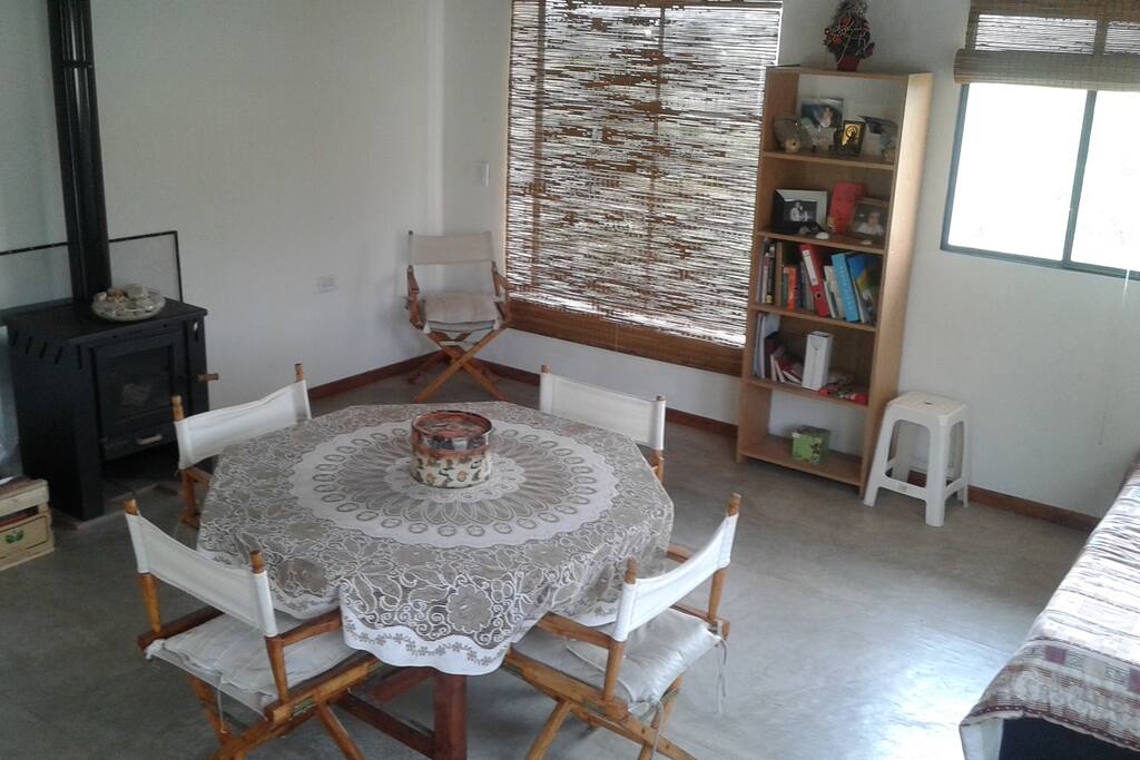 Comedor cocina amplio y luminoso, con sofa cama