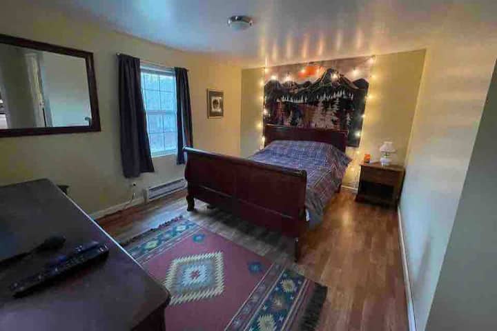 主卧配有标准双人床。Roku电视。