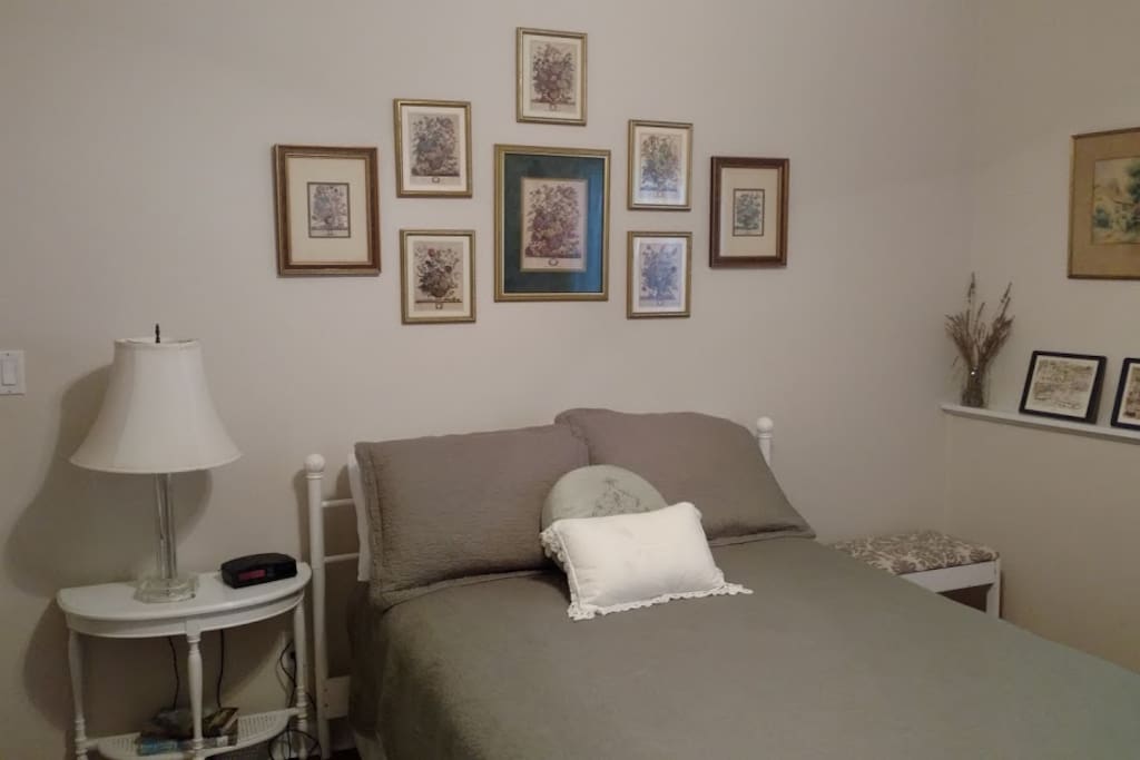English Room with Full Bed
