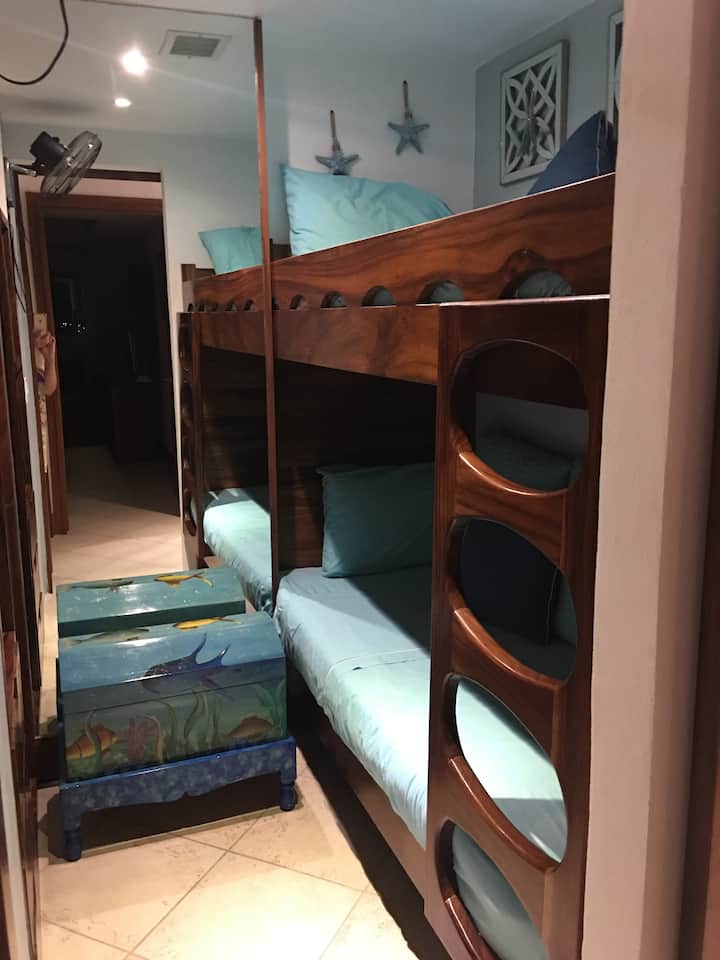 Recamara-camarote con litera. Es pequeña, pero acogedora y cómoda para niños. 