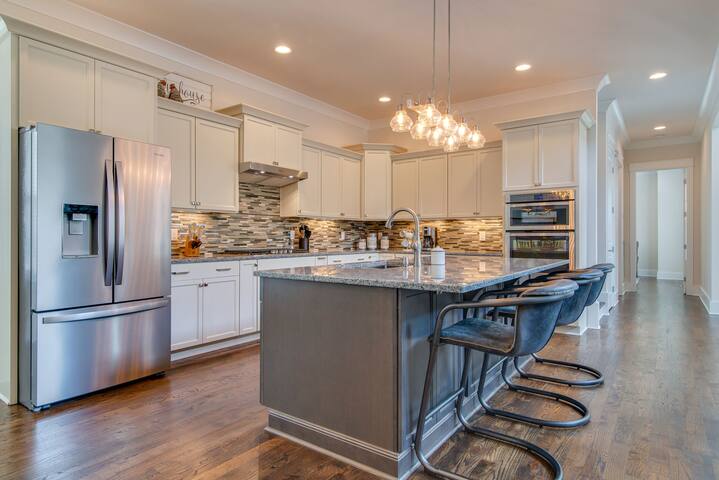 3mn to everything Nashville! Comfortably sleeps 12 gallery image 3