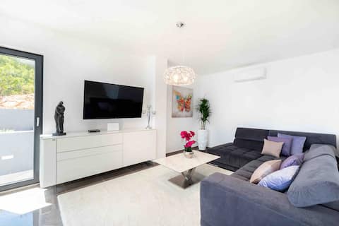 Top performing Airbnb: Villa White House in Općina Smokvica