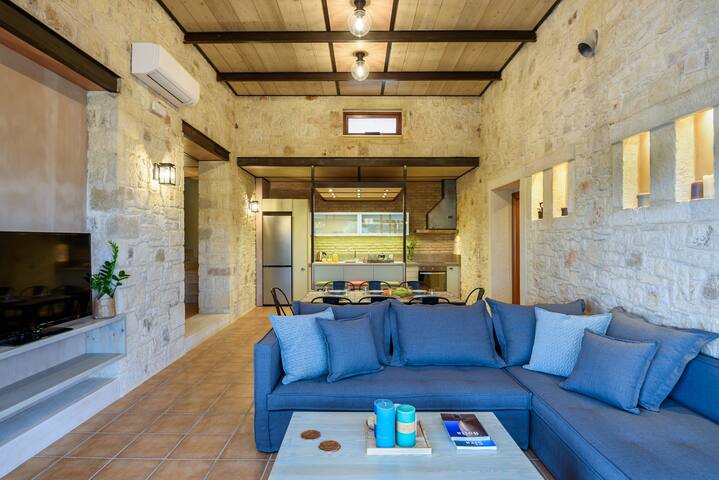 Romantic villa with 4 bedrooms & private pool. gallery image 3