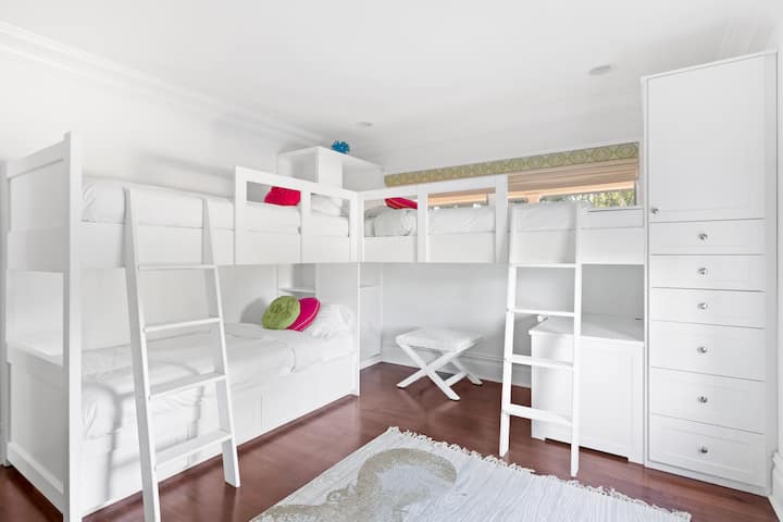 Bunk Room #2-ში არის 3 ერთადგილიანი საწოლი და ერთი სრული ზომის მერფის საწოლი