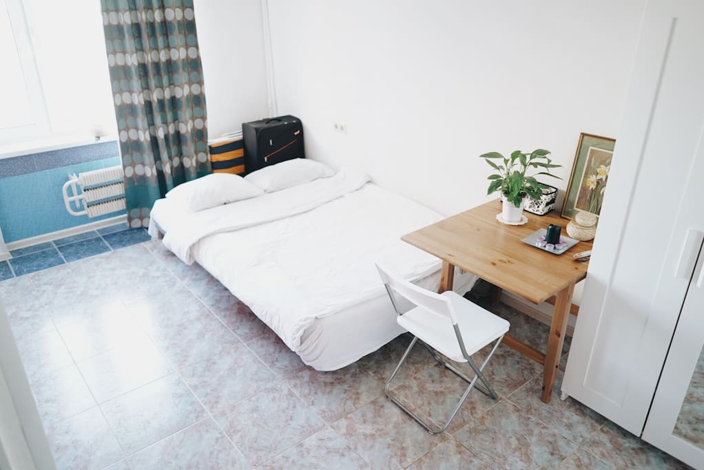 The main bed and place for work.
Основное спальное место место для работы.