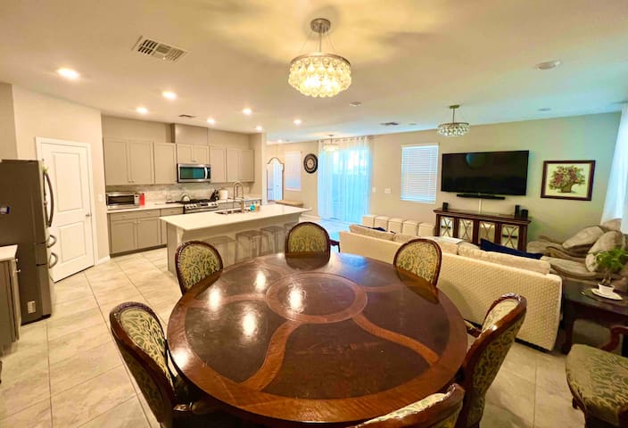 Stay & Play like Royalty – close to Strip/Downtown