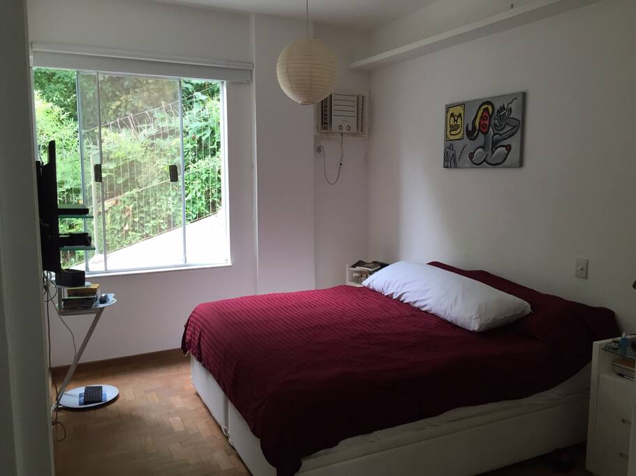 Cama King Size com vista para a flores
