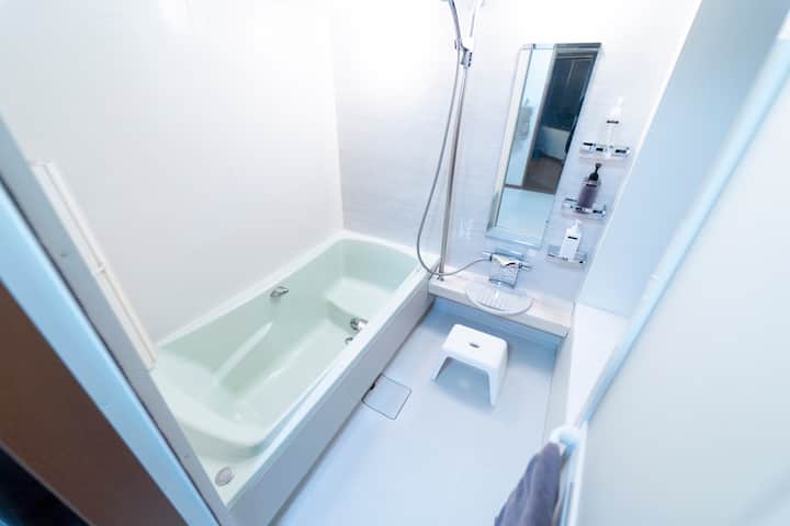 【201号室】
独立洗面台、ドラム式洗濯乾燥機、ユニットバスを備えたお風呂場。
201【号室
】独立した洗面台、ドラム式洗濯乾燥機、大きなバスルーム。