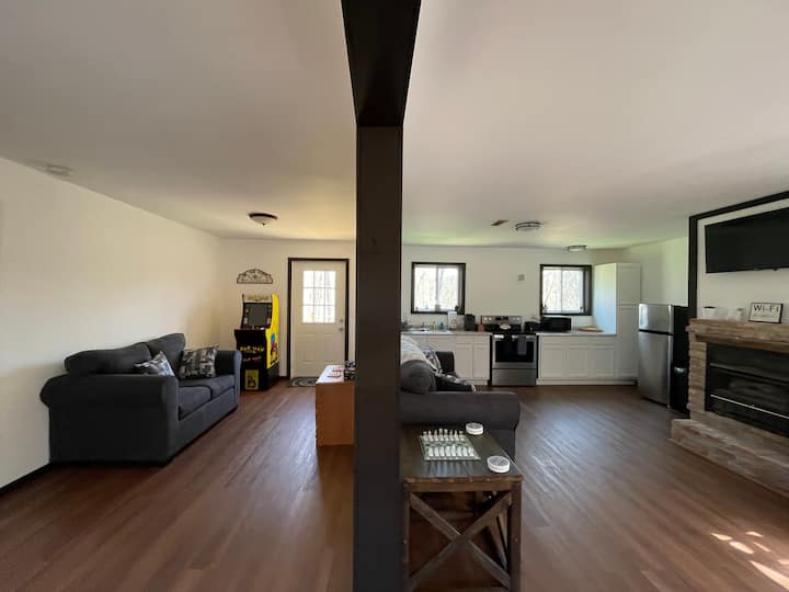 The Earlton - Spacious Home W/ Fireplace & Firepit - Catskill, NY