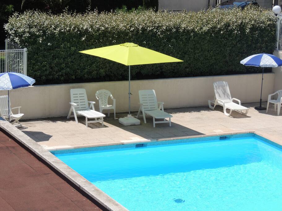 A votre disponibilité parasols et bains de soleil inclus dans les prestations.