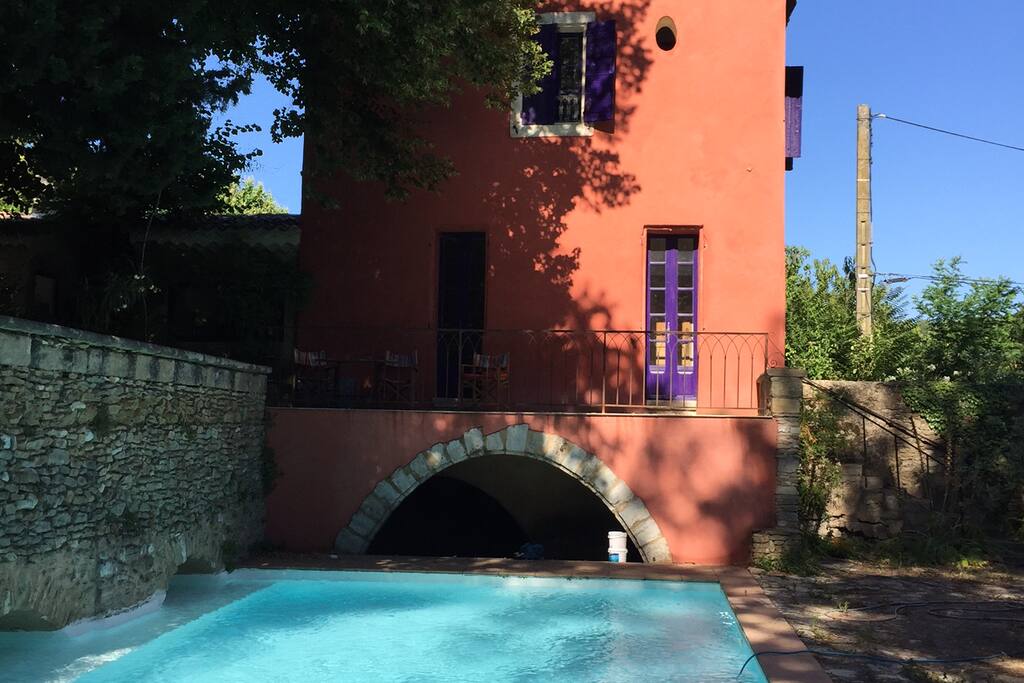 La maison vue de la piscine