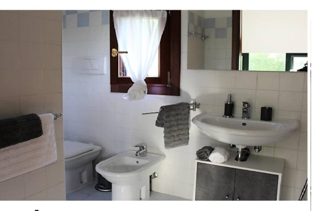 Bagno completo, con finestra