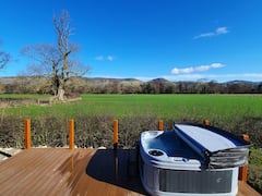 Log+Cabin+in+the+Clwydian+Range+with+hot+tub