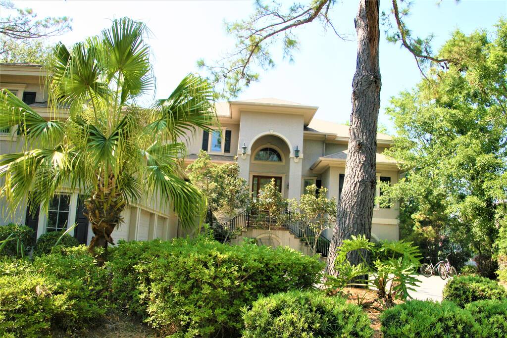 Welcome to 3 Lookout with 7 Bedroom 7 Bath 1/4 mile to Beach