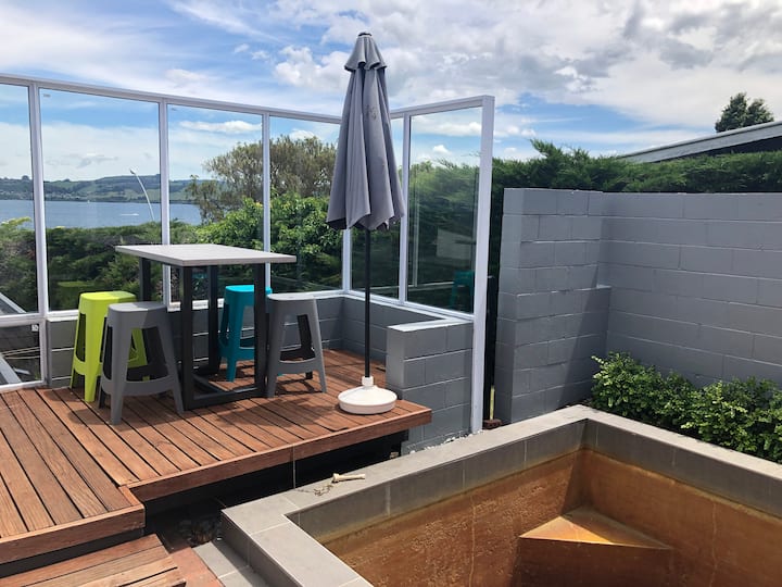 Lake Terrace apartment with private thermal pool Apartments for Rent