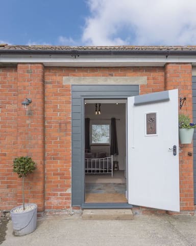 Adber Barns Milking Parlour 5 Peaceful Location Guest Houses