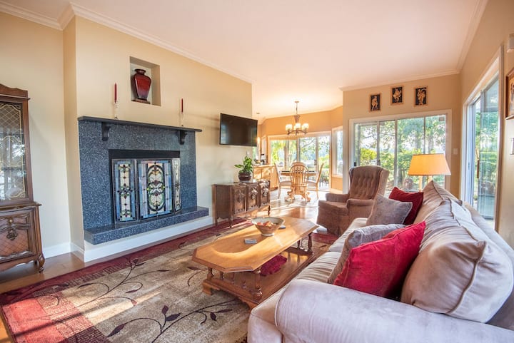 The Point House: Oceanfront Home - Parksville