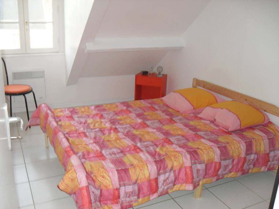Chambre 1 avec rangement, penderie