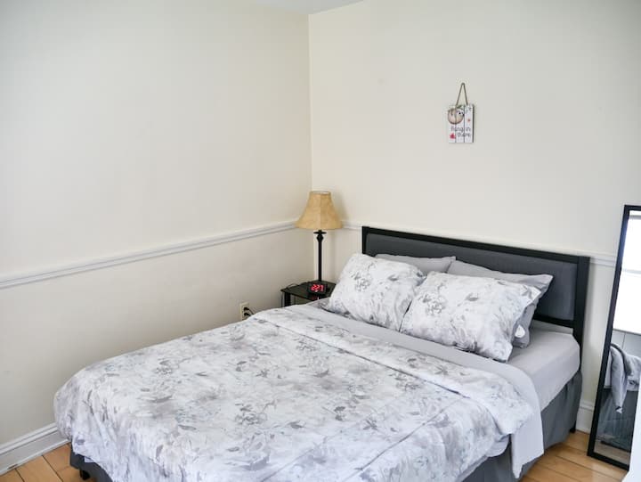 2nd Bedroom with Queen-Size Bed