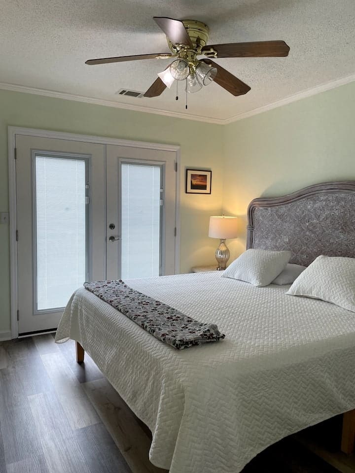 Este é o segundo quarto com uma cama king size e todos os quartos incluem uma televisão ROKU de tela ampla, cômoda de varanda e armário.