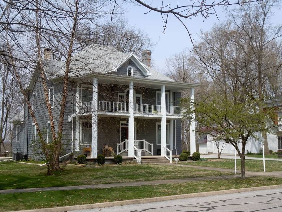 The Delphinium Guest room 1 in Majestic 1900 B&B Bed and breakfasts