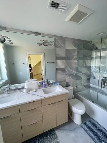 NEW! Lake & Skyline Views Kenwood CuldeSac+Parking gallery image 5