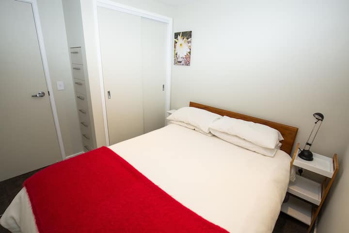 Двоен кревет и гардеробер