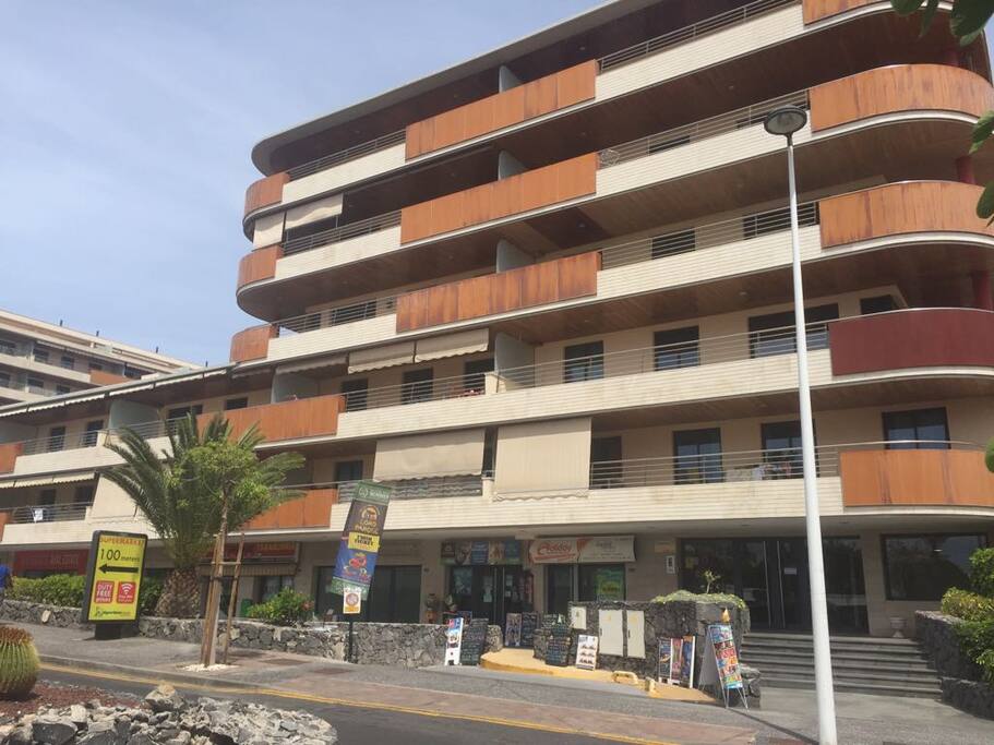 Vista exterior con zona comercial y a 30 metros del mar.