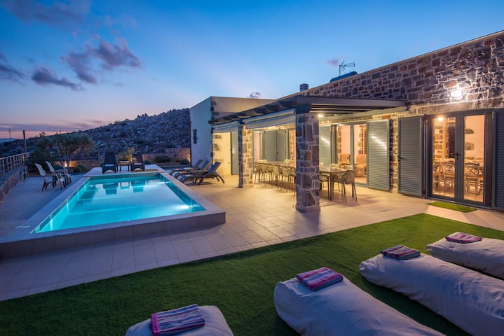 Mandy Luxury Villa by Cretevasion