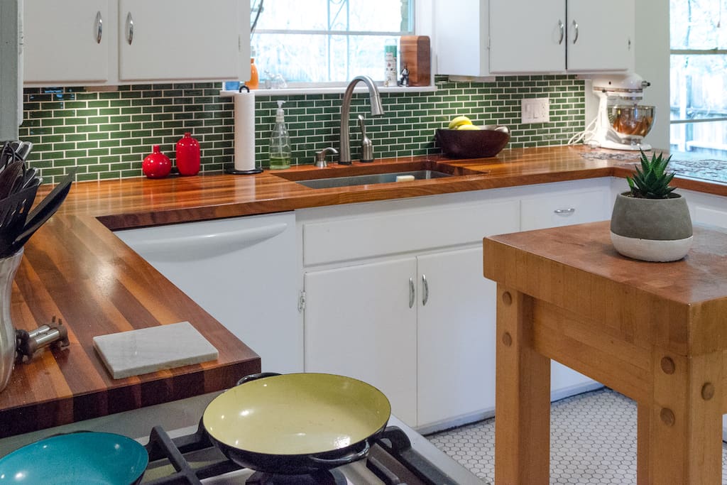 A full and cozy kitchen to use as you need.