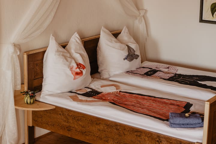 Schlafzimmer 2: das größte Zimmer mit Doppelbett