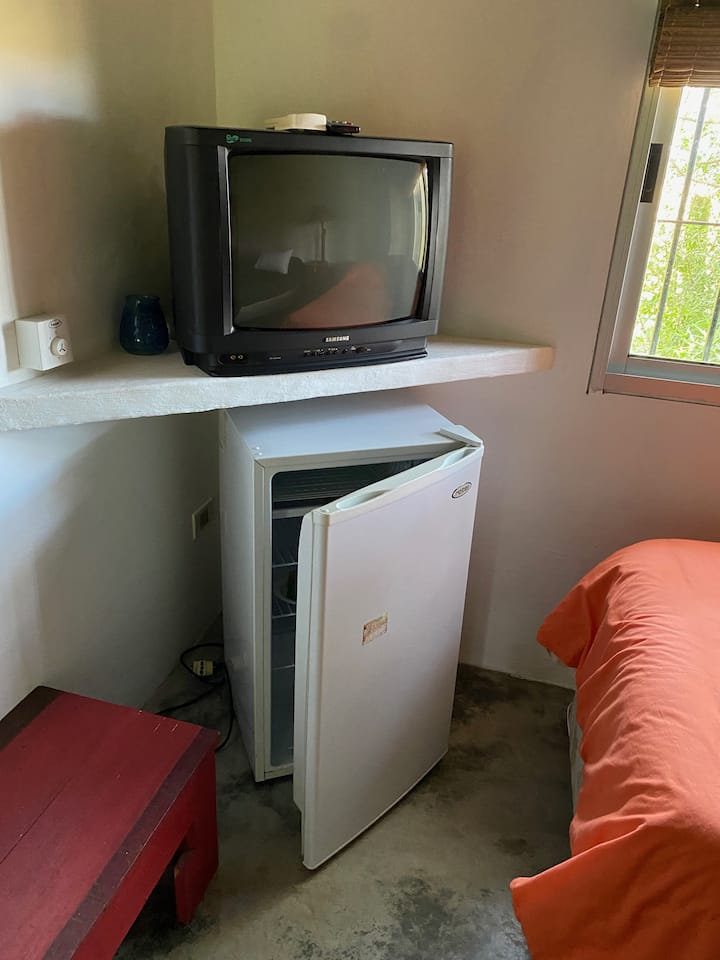 SPAVAĆA SOBA ZA GOSTE U MINI HLADNJAKU. 