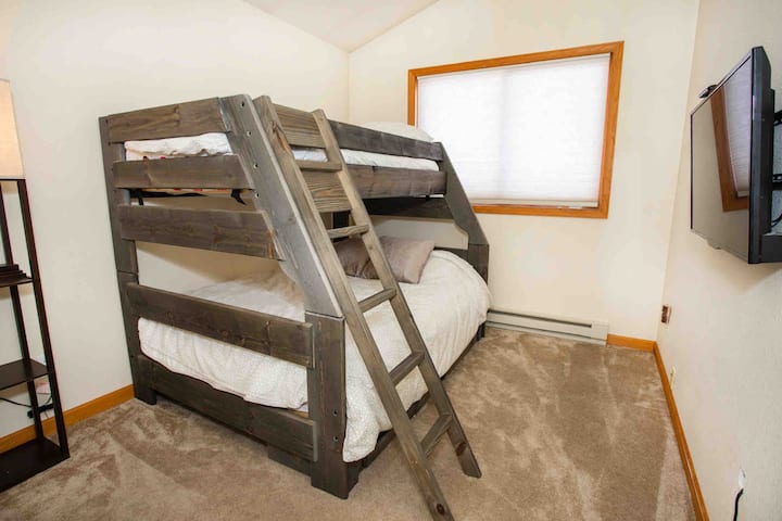 เตียงคู่บนเตียงสองชั้นเต็มรูปแบบทีวีจอแบน