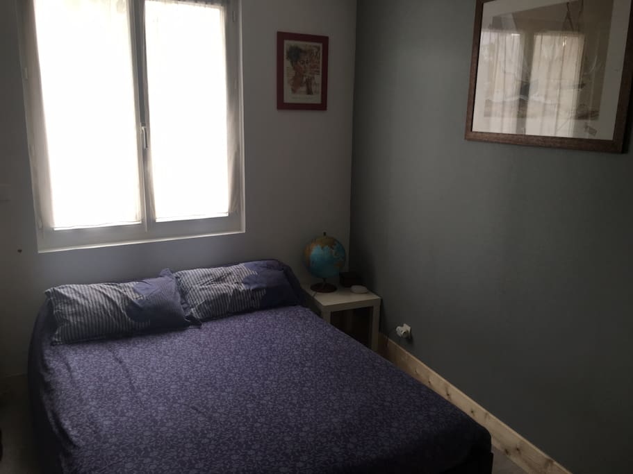 Chambre avec un grand lit.