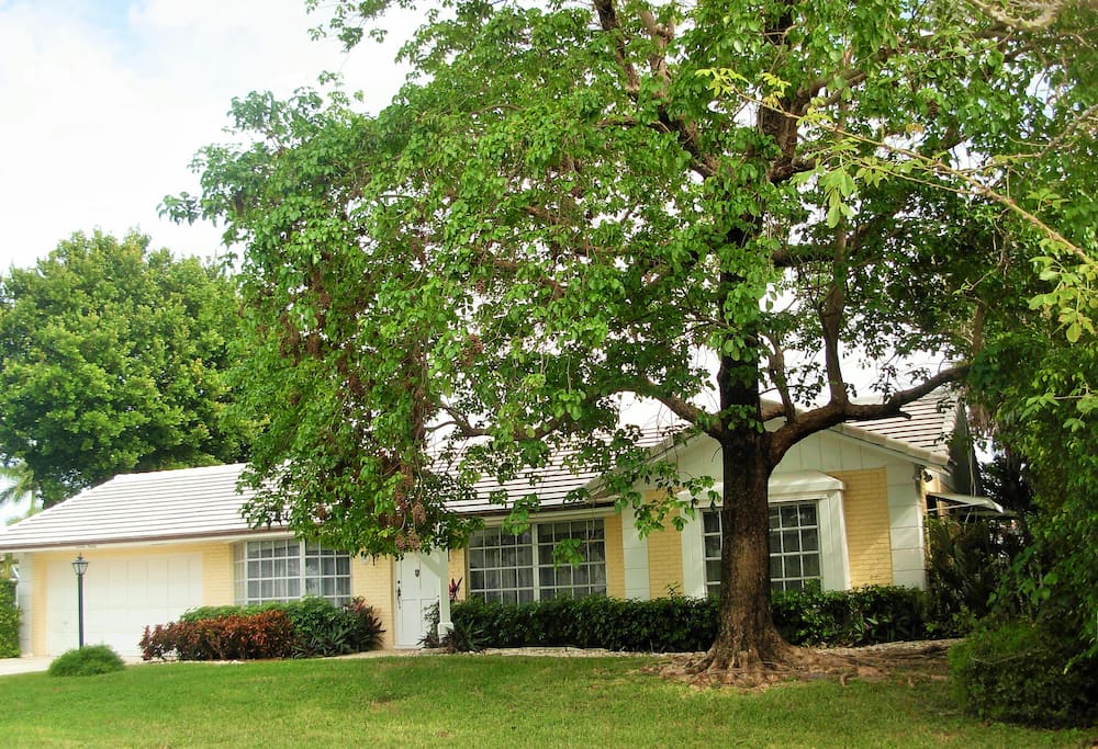 Your charming, immaculate 'home away from home ' is in a very quiet, cul de sac neighborhood.