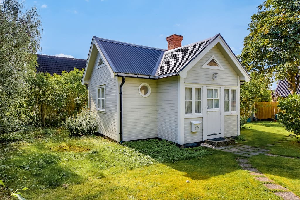 Nice cottage for 2 people just 30 min from Stockholm city center. The cottage is in our yard in a suburban area close to recreation and communication. A sunny deck facing south and very quiet location. The surrounding is very calm and quiet.