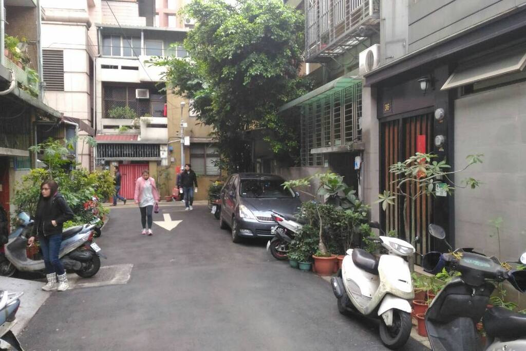 位於捷運站後方巷子內
MRT station is located within the rear alley