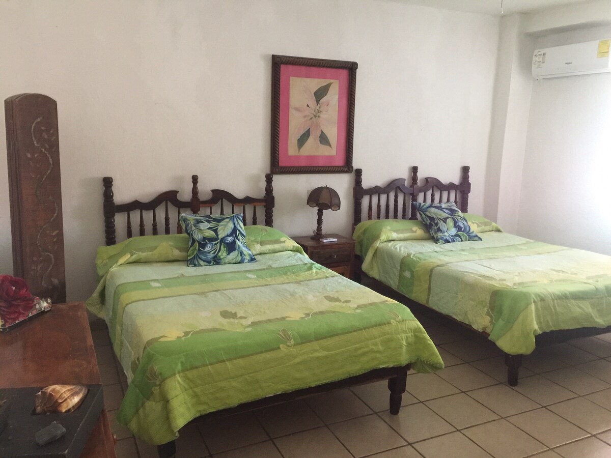 第二间卧室配有2张双人床 