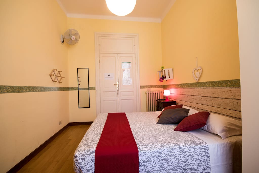 LARGE DOUBLE ROOM WITH TV, CLOSET, DESK, FUN, WIFI