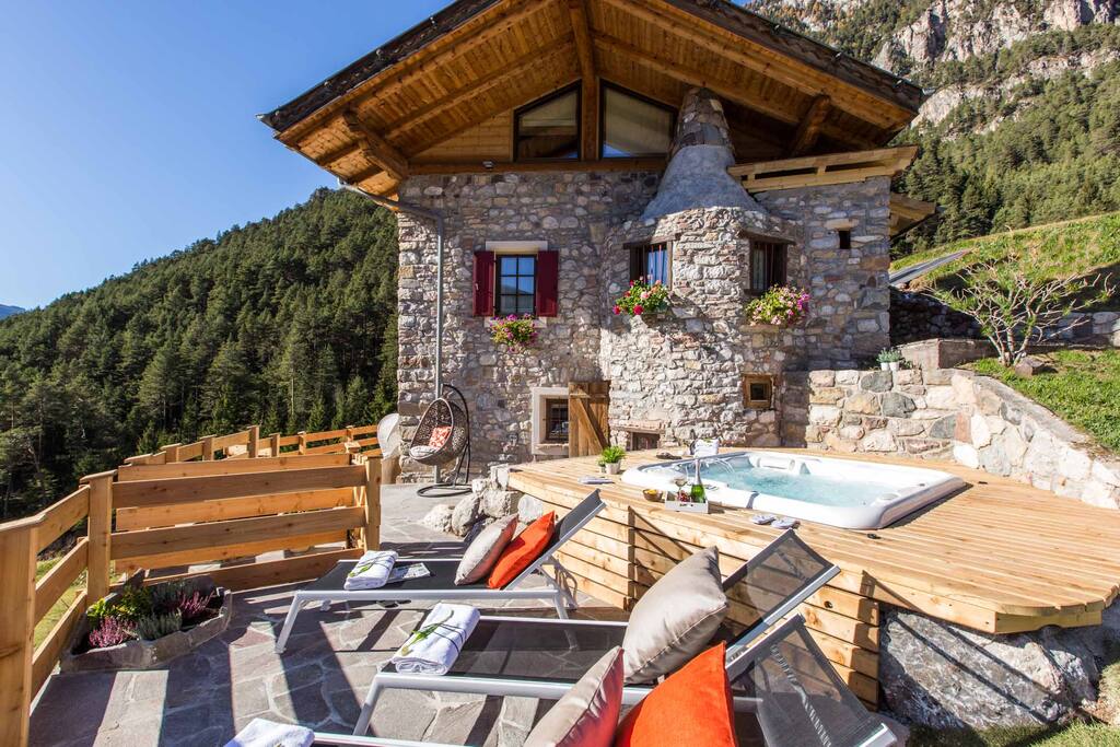 Maso di lusso ristrutturato quest'anno, con 200 mq, piscina riscaldata all'aperto e sauna interna con area relax.