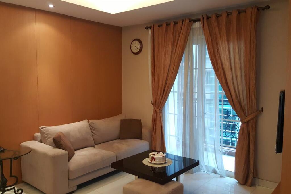 Living Room (in the morning)