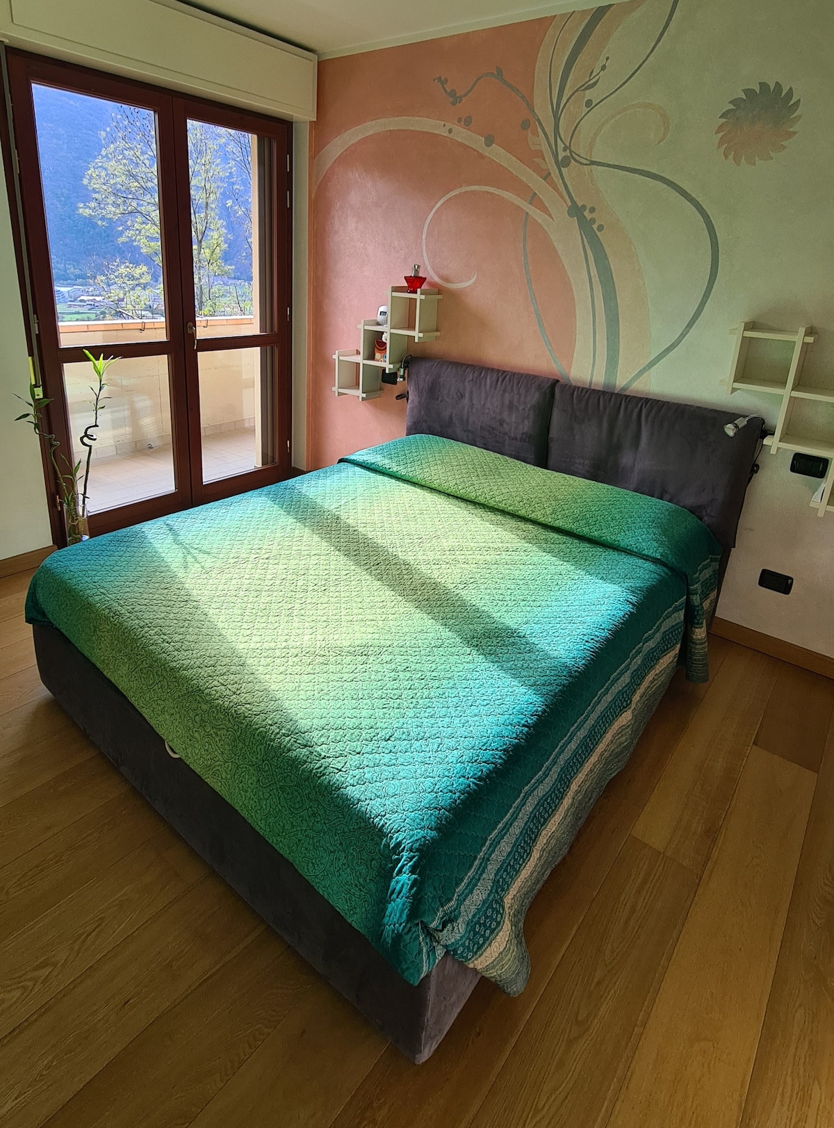 ห้องนอน 1 พร้อมตู้เสื้อผ้าขนาดใหญ่และโทรทัศน์