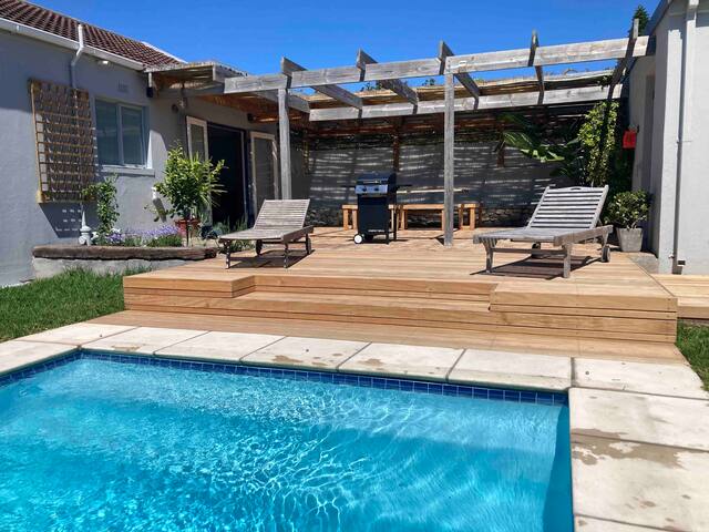 SUNBIRD COTTAGE Kommetjie, with huge garden & pool gallery image 2