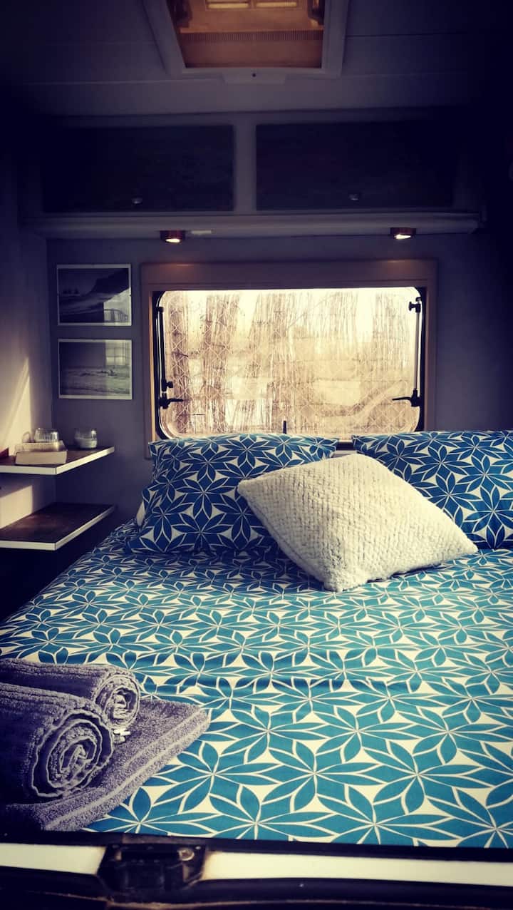 Пространа спална соба. Кревет со душек од 150x 200 мемори пена со големи прозорци на склопување со мрежа против комарци и затемнување