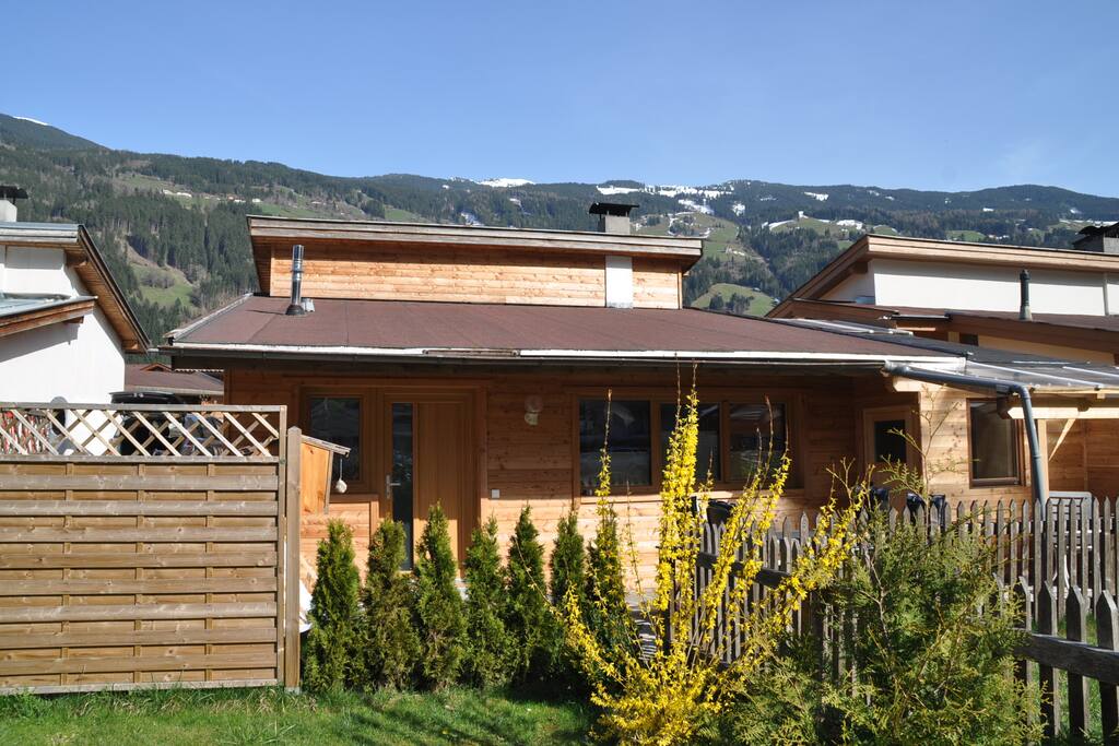 Ansicht von Westen mit Hecke und Sichtschutz