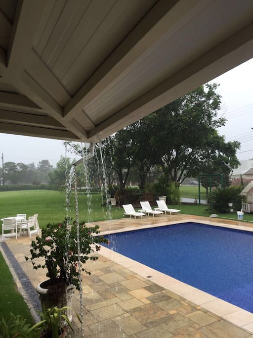 Vista da piscina a partir da varanda gourmet