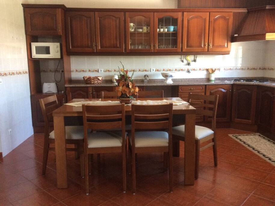 Uma linda cozinha com frigorifico, fogao, microwave, e tudo necessario para cozinhar