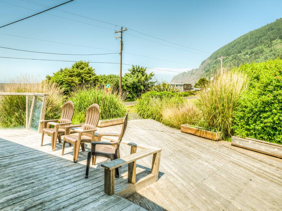 Large dual level, ocean view deck entrance into Wapiti Creek